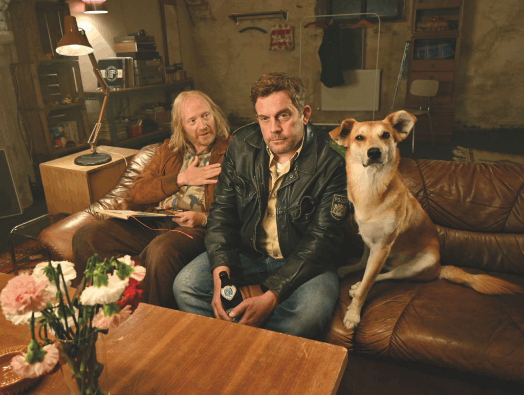 Szenenfoto aus "Steckerlfischfiasko" Rudi (Simon Schwarz), Franz (Sebastian Bezzel) und der Hund