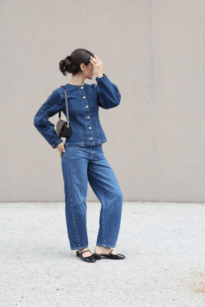 Eine Frau trägt Barrel-Jeans