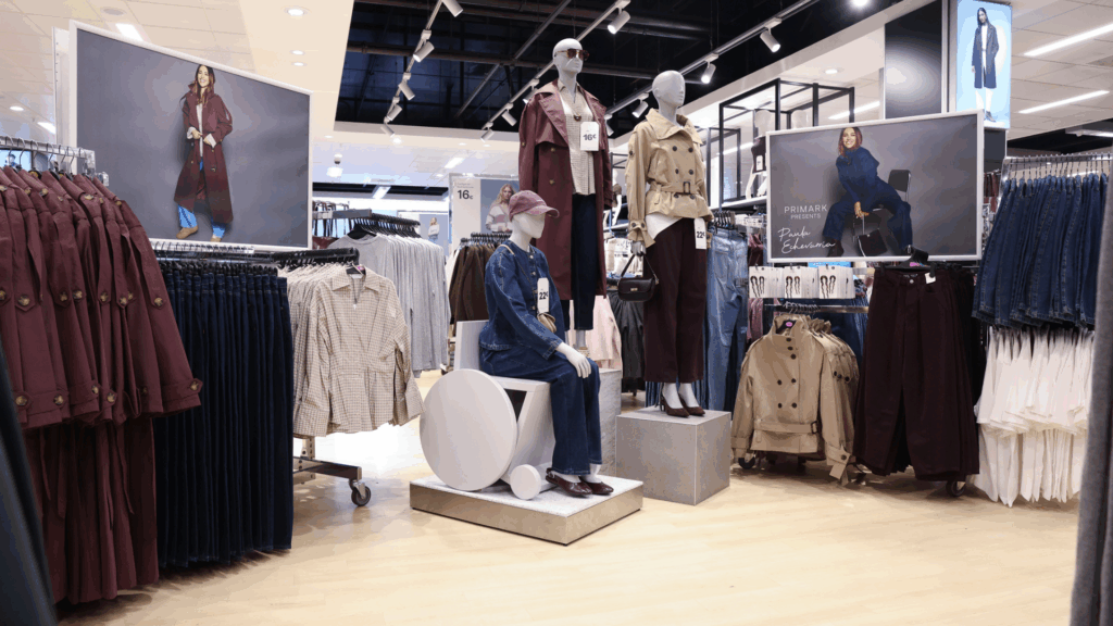 Puppen und Regale von Primark