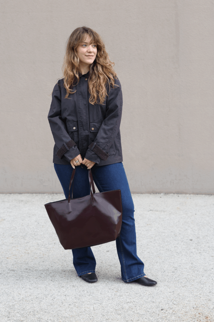Eine Frau trägt Dark Denim