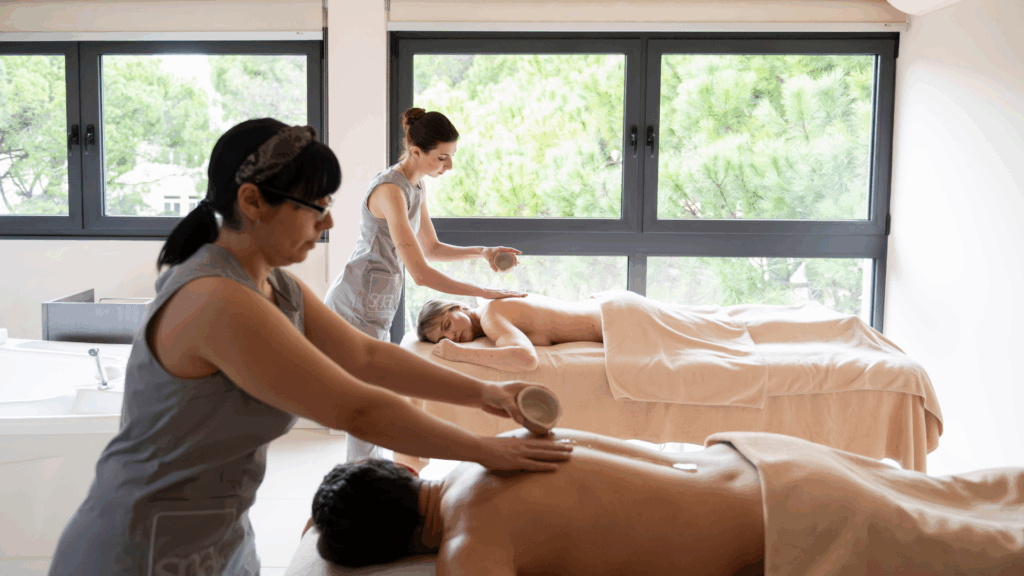 Eine Person wird im Spa massiert