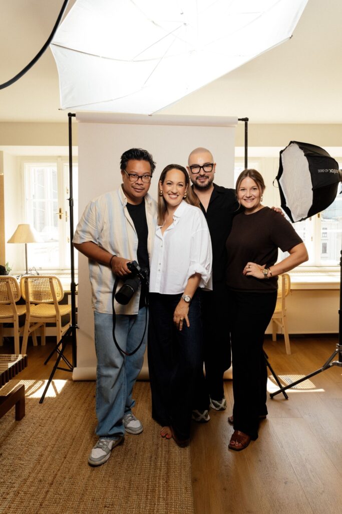 Fotograf Pat Domino, Bianca Schwarzjirg, Make-Up-Artist Oliver Hildebrandt und Chefredakteurin Lisa Staltner am Shooting-Set für das WIENERIN-Cover.