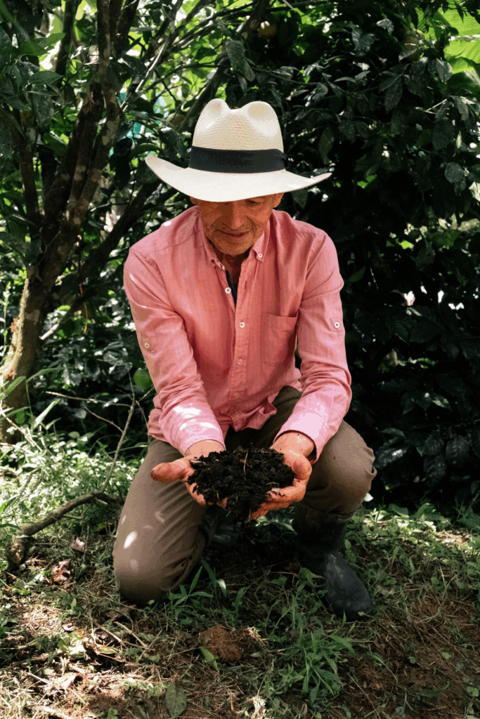 Ein Farmer hält Bohnen in die Kamera