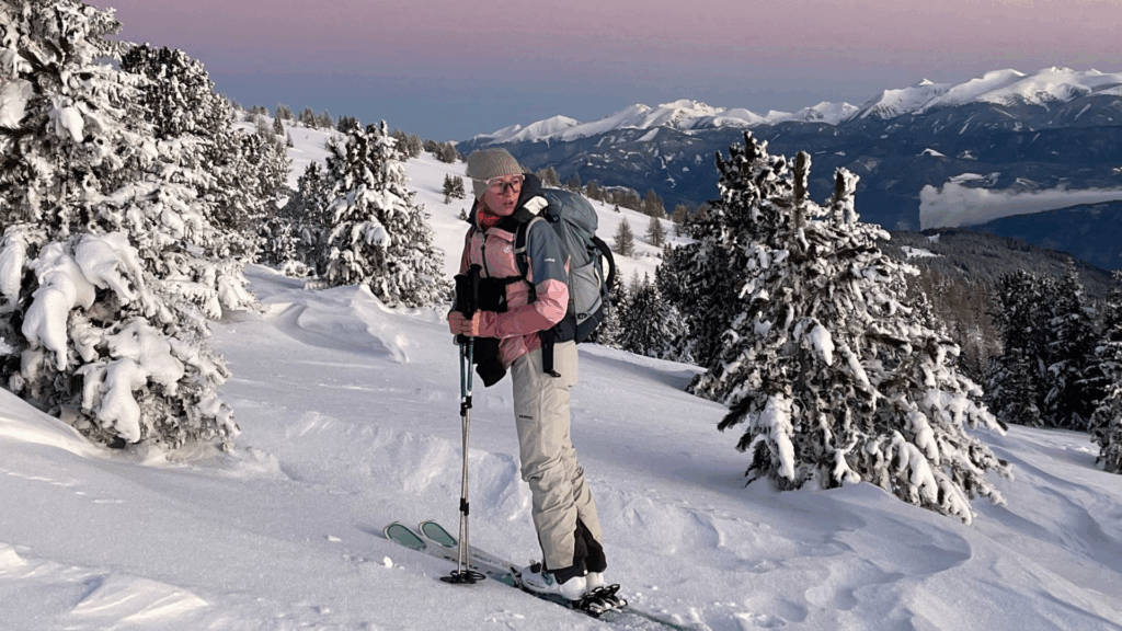 Frau in Ski in steirischer Winterlandschaft
