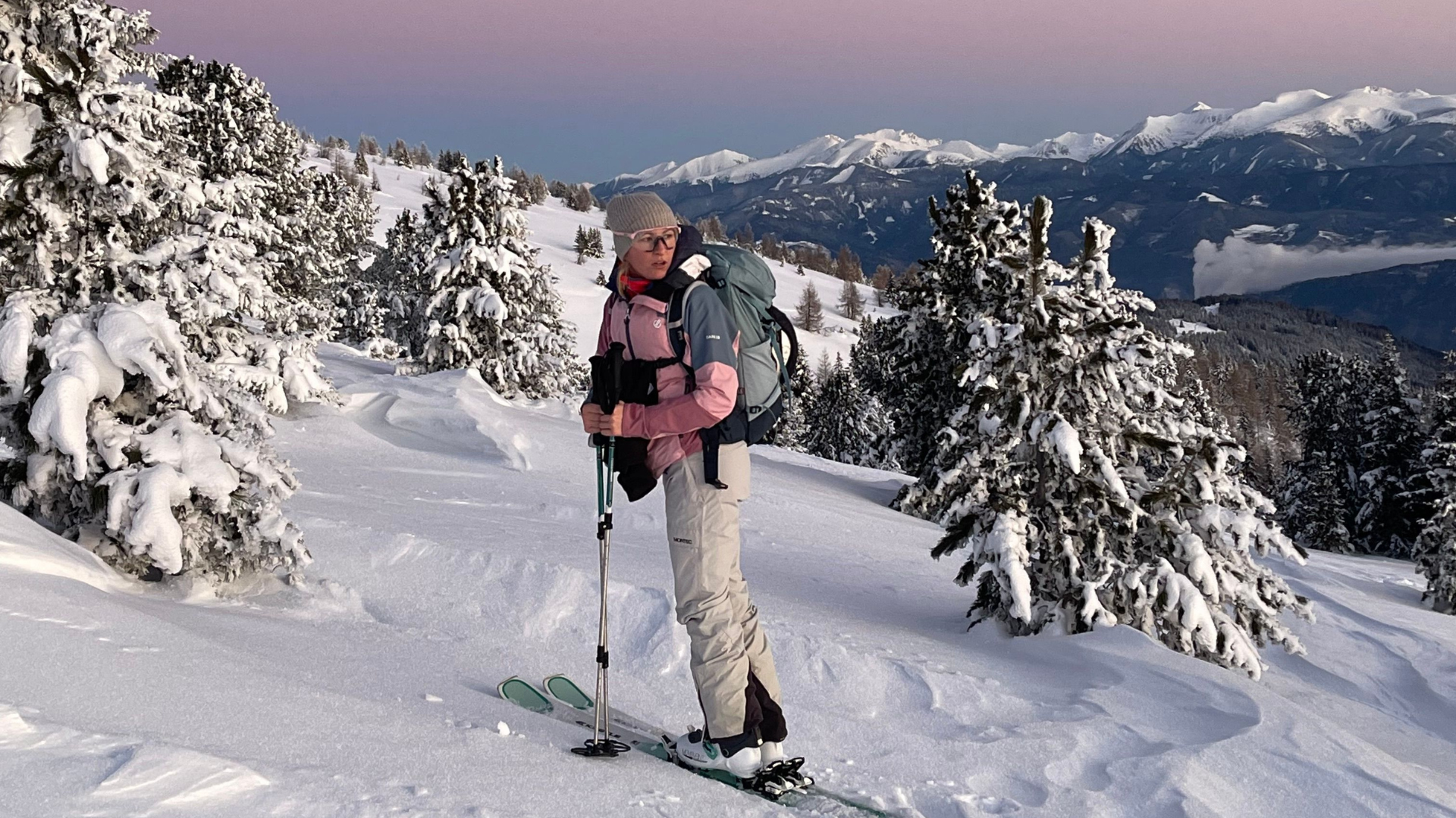 Frau in Ski in steirischer Winterlandschaft