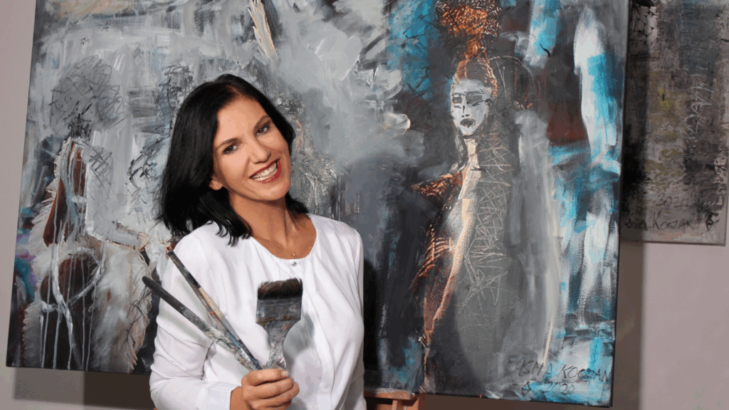 Asma Kocjan vor ihrer Kunst