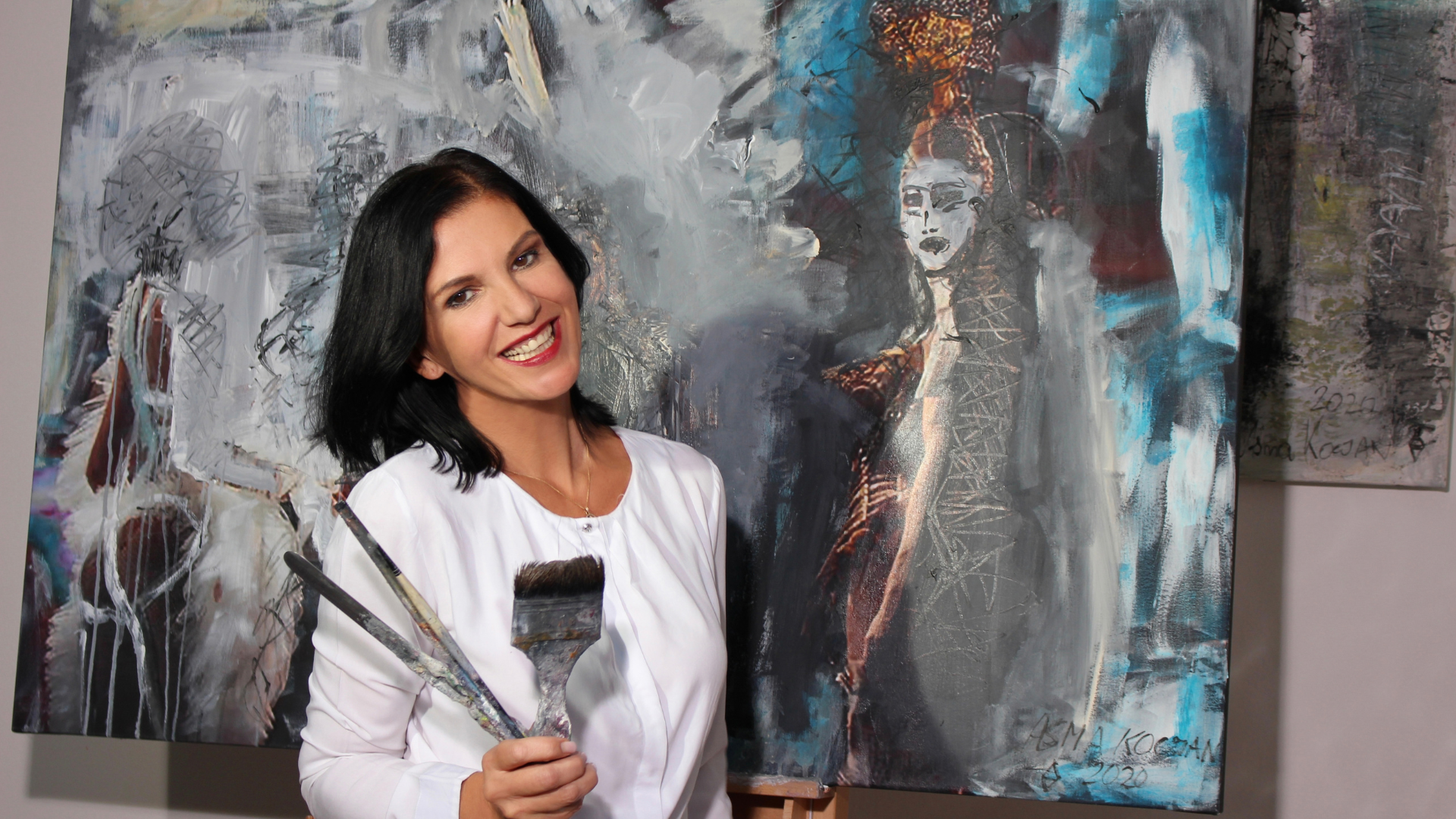 Asma Kocjan vor ihrer Kunst